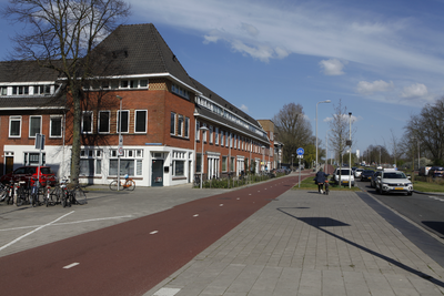 913981 Gezicht op de huizen Marnixlaan 324 -hoger te Utrecht, met links de ingang van de Jacob Simonsz de Rijkstraat.